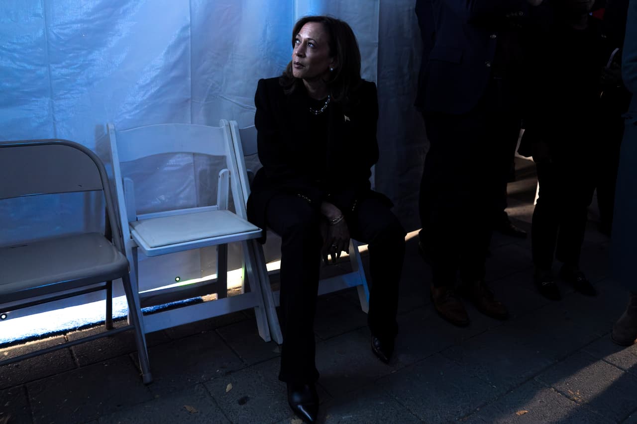 La vicepresidenta y entonces candidata presidencial demócrata, Kamala Harris, en el último evento de campaña, el 4 de octubre de 2024, en Filadelfia, Pensilvania. 
<a href="https://www.univision.com/noticias/elecciones-en-estados-unidos-2024/kamala-harris-techo-de-cristal">Harris fue la primera mujer negra en ser candidata presidencial</a> de uno de los principales partidos, pero perdió las elecciones ante Trump en los siete estados considerados clave, incluyendo Pensilvania, el más importante de ellos.