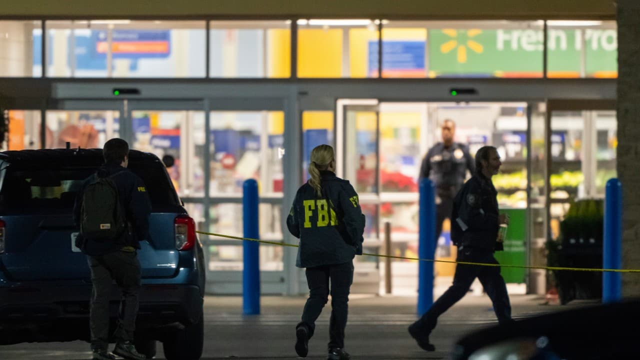 El sistema 911 recibió el primer reporte del tiroteo en un Walmart de Chesapeake, Virginia, a las 10:12 pm; hubo 6 víctimas mortales y el sospechoso se quitó la vida en el lugar.