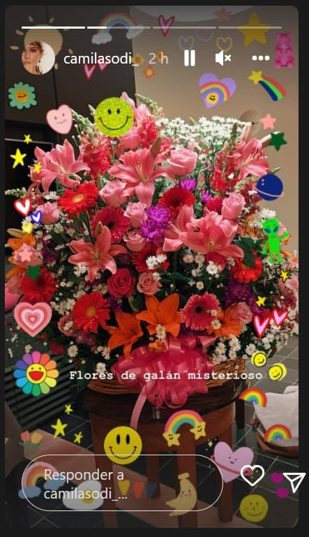 En pleno viaje con sus hijos, también presumió que recibió este ramo de flores por parte de un "galán misterioso". 
<br>