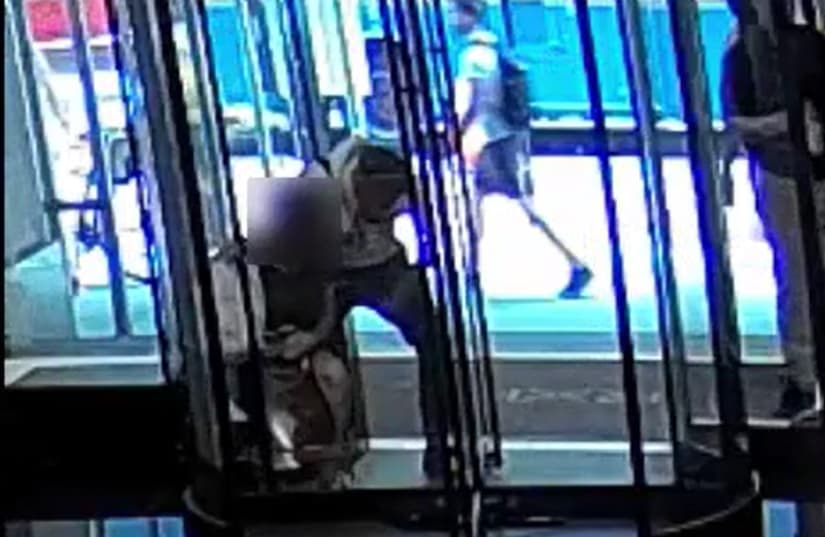 Una mujer estuvo a punto de perder a su bulldog francés luego de que un hombre que la seguía intentó robárselo cuando ingresaba a un edificio en Broadway. La policía busca al sospechoso.