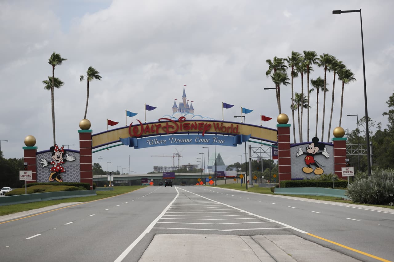 Entre las medidas anunciadas por Disney, señalan que se mejoraron los procedimientos de limpieza, se realizaron ajustes del espacio para la distancia social y se incorporó tecnología para reducir el contacto entre empleados y visitantes. En la fotografía, se ve el camino vacío hacia la entrada al complejo de parques el 8 de julio.