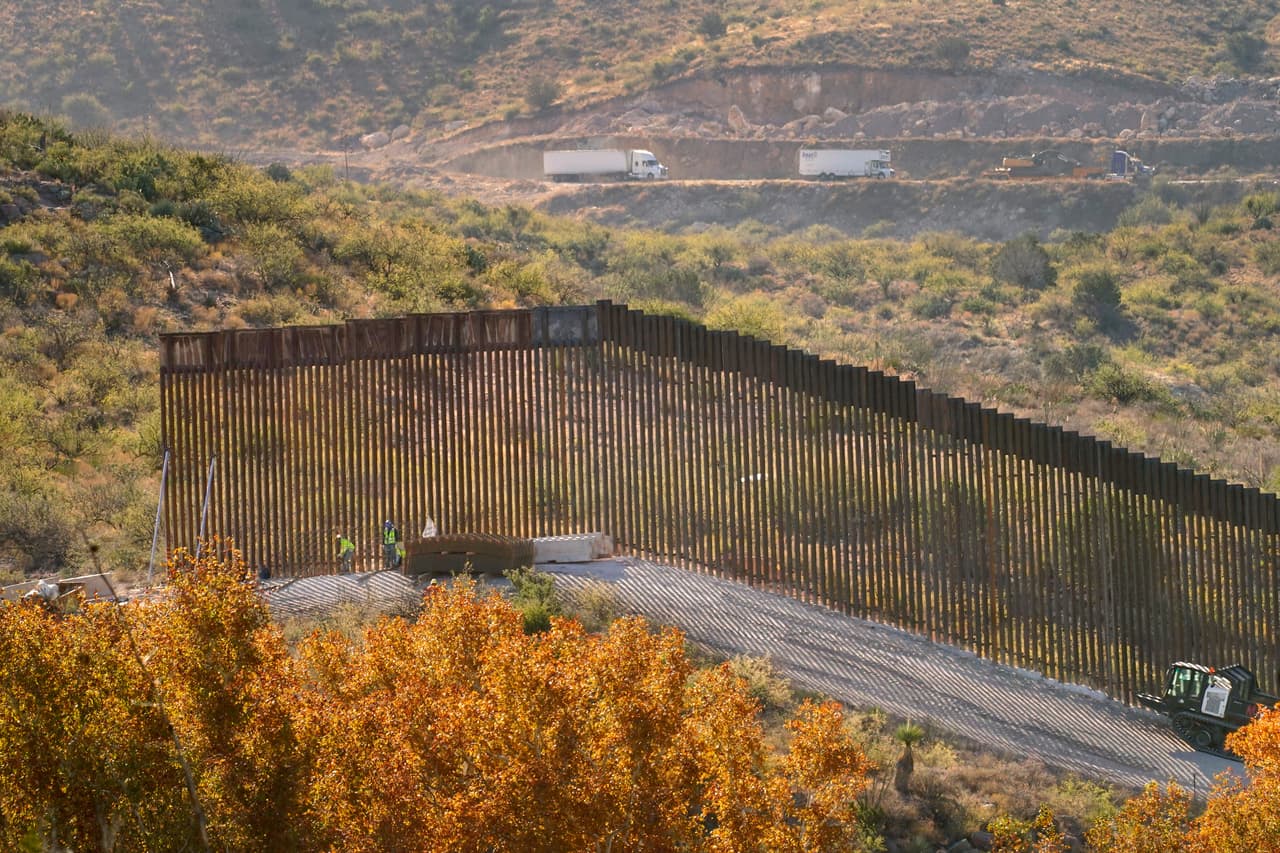 "El muro atraviesa áreas tan sensibles y sube tan rápido que nadie sabe qué efecto tendrá en la vida silvestre (...). No tenemos idea de lo que la iluminación constante hará en los murciélagos que polinizan por la noche", dijo Gary Nabhan, autor y etnobotánico de la región. En la foto el nuevo tramo en el Cañón de Guadalupe.