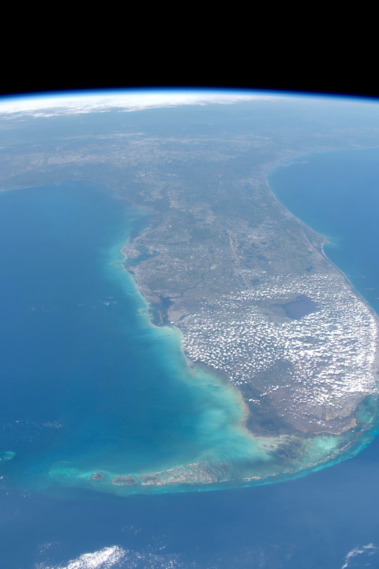 “Desde solo unos cientos de millas se puede ver un estado completo. La huella humana se desvanece y las aguas azules y turquesas alrededor de Florida te atraen. Desde aquí nos lanzaremos a la Luna durante #Artemis, para continuar explorando los misterios de nuestro universo”. escribió el astronauta junto a esta foto. En Cabo Cañaveral, al este de Florida, está ubicado el centro de lanzamiento más importante de NASA.