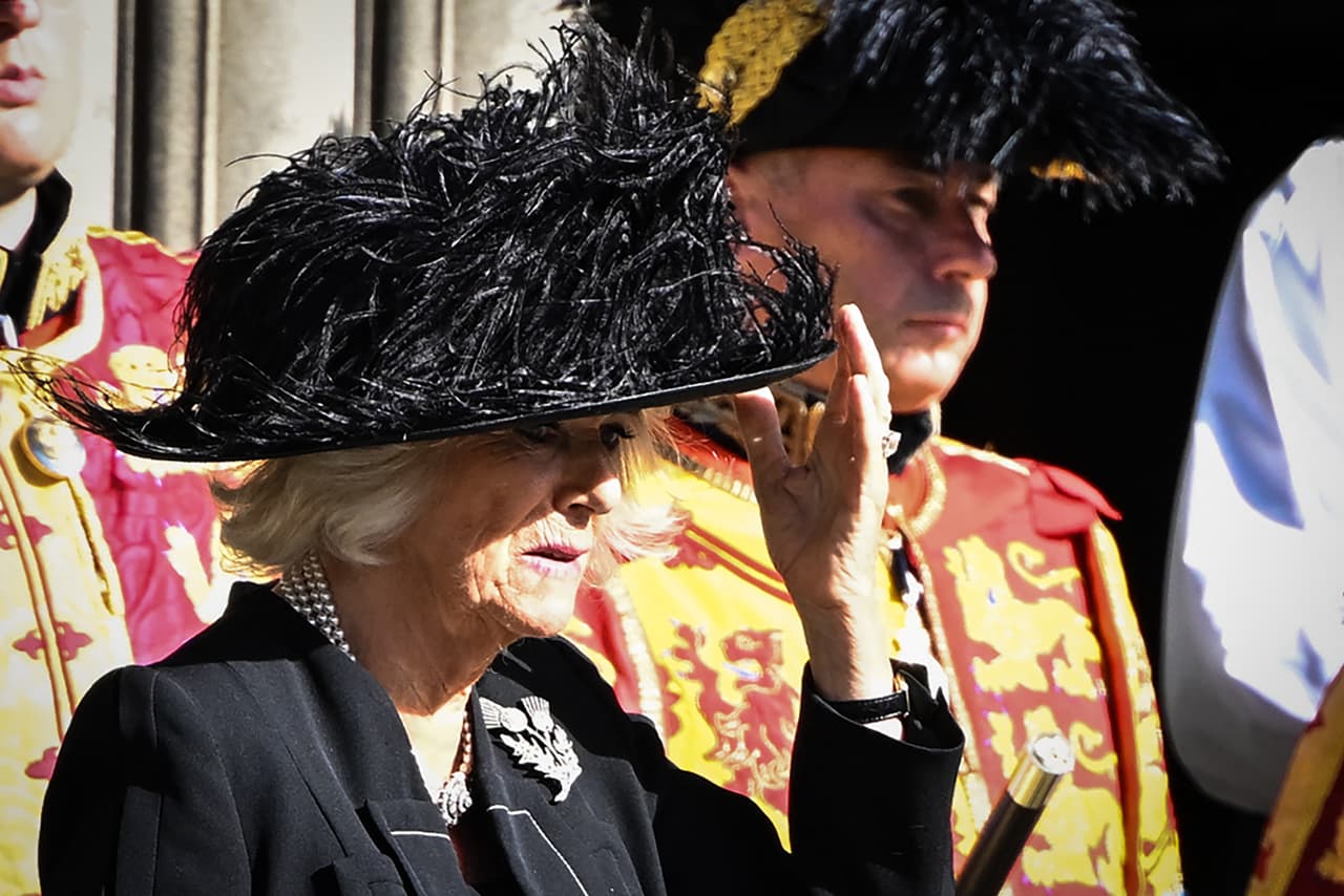 Camila, la reina consorte, vistió riguroso luto para la ceremonia. 
<br>