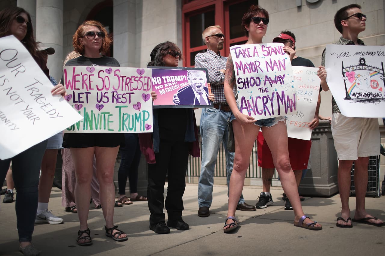 “Estamos estresados, déjenos descansar”, se lee en uno de los carteles de los manifestantes en Dayton este martes. El gobernador de Ohio, Mike DeWine, propuso una ley que quitaría las armas a las personas que podrían lastimarse a sí mismas o a otros, respondiendo a la presión de los ciudadanos del estado después del tiroteo.