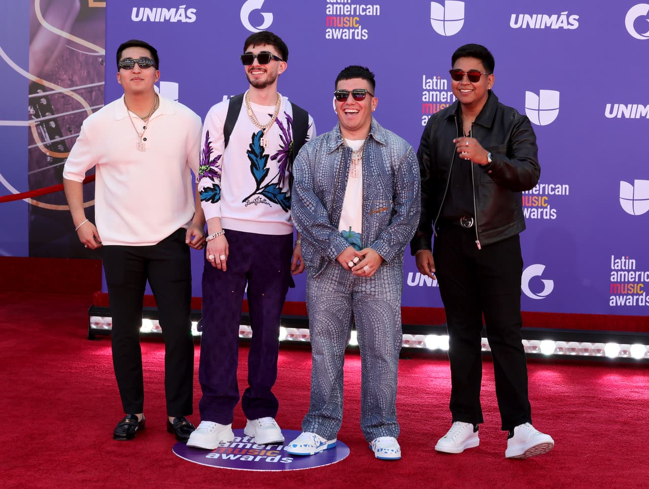 <h2 class="cms-H2-H2">Eslabón Armado</h2>
<br>
<br>Pedro Tovar tiene 20 años y es el autor de Ella Baila Sola; Brian Tovar de 19 años y es bajista:Ulises González tiene 21 años y toca la guitarra acústica; y Damián Pacheco en el requinto, con 21 años, son los integrantes de esta agrupación que se conformó en 2017. Es el primer grupo regional mexicano en entrar a la lista Hot 100 de Billboard con la canción "Ella Baila Sola" en los 64 años de historia de la lista. 
<br>