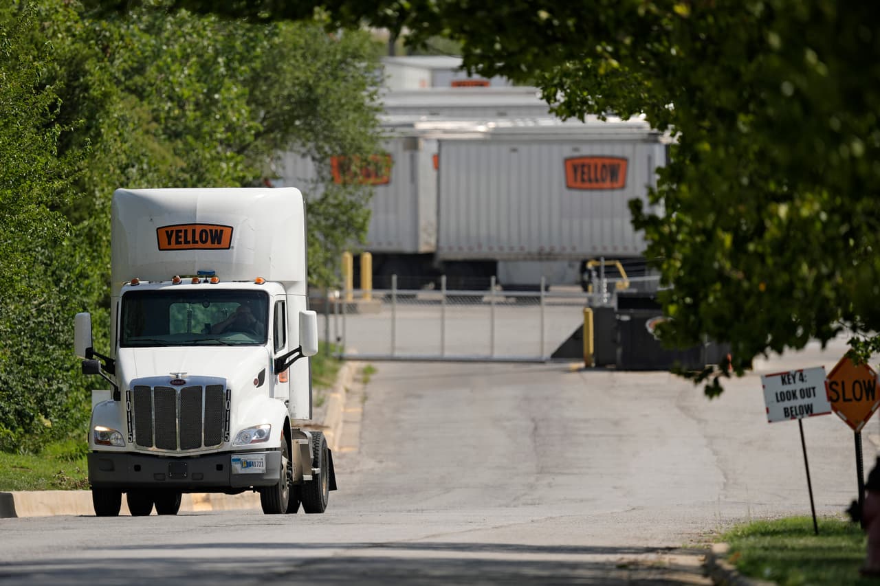 Camiones de Yellow Corp. parten de una terminal de carga de YRC Freight el viernes 28 de julio de 2023 en Kansas City.