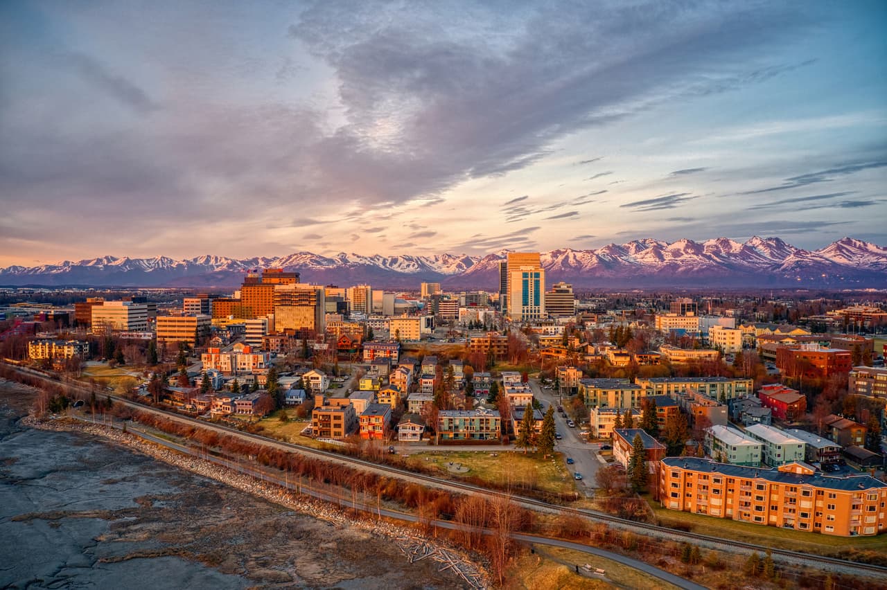 <h3 class="cms-H3-H3">1. Alaska</h3>
<br>
<br>El salario mínimo del estado número 49 del país aumentará de $10.34 a $10.85 por hora, de acuerdo con la información del gobierno de Alaska. 
<br>