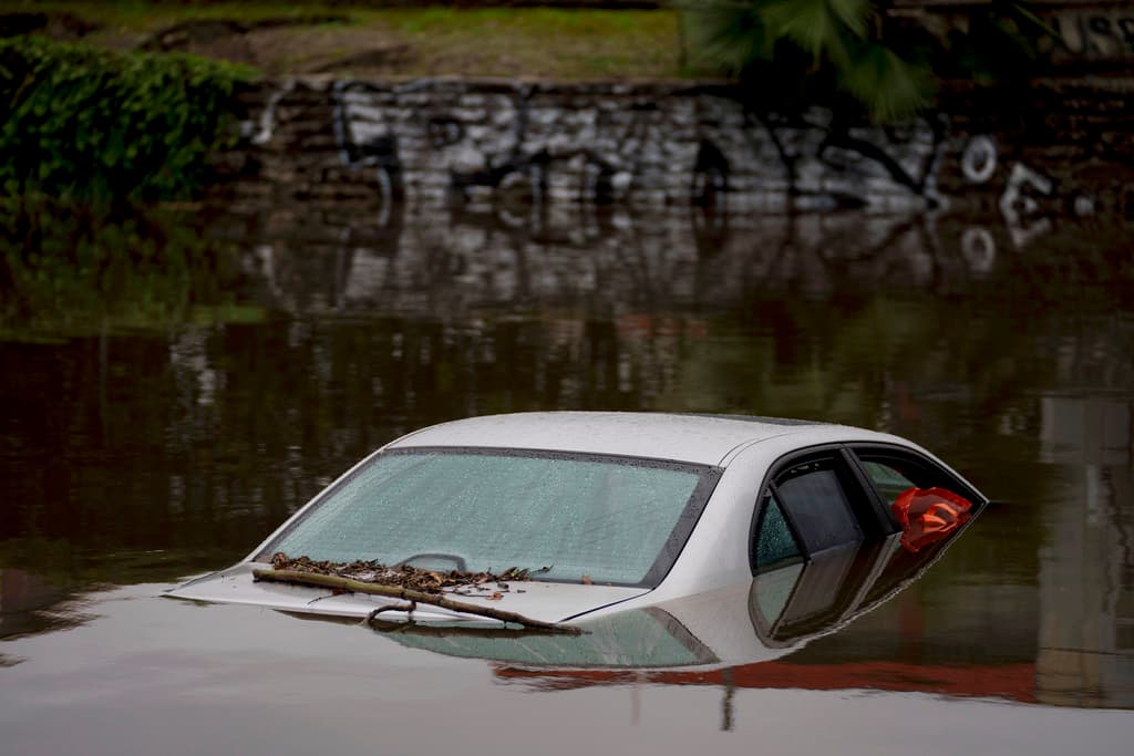 Las autoridades indicaron que 
<b><a href="https://www.univision.com/local/los-angeles-kmex/edicion-digital-california/caotico-el-paso-de-la-tormenta-en-gran-parte-del-sur-de-california-joven-escapa-de-su-auto-inundado-video" target="_blank">más de un coche</a></b> quedó a merced de las aguas cuando sus conductores intentaron cruzar por 
<b>Willow Street</b>, cerca de la Ruta Estatal 103, a eso de las 6:30 a.m.