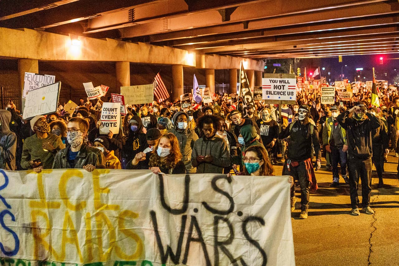 Una marcha en favor del conteo de votos en la noche del 4 de noviembre, en Minneapolis, Minnesota. Este estado lo ganó Joe Biden holgadamente.