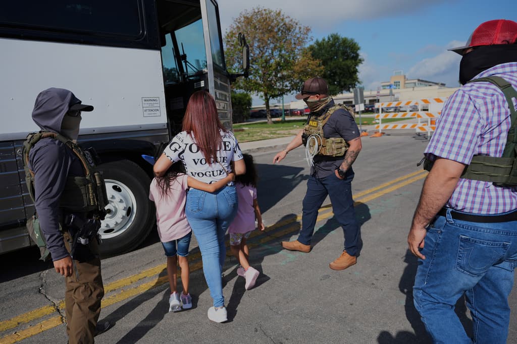 Una 
<b>madre peruana y sus dos hijas</b>, menores de edad, se encuentran entre los 
<b><a href="https://www.univision.com/local/san-antonio-kwex/arrestos-expres-corte-de-inmigracion-san-antonio-ice" target="_blank">11 detenidos exprés por ICE</a></b>, el pasado lunes, en San Antonio, Texas.
<br>
<br>La mujer acudió a su cita del 23 de junio, en la corte migratoria, en el 
<b>800 de Dolorosa Street</b>. En cuestión de minutos salió escoltada, al igual que sus pequeñas, por 
<b><a href="https://www.univision.com/noticias/inmigracion/ice-cree-que-esta-bien-enmascararse-para-cada-arresto-advierte-experto" target="_blank">agentes enmascarados</a></b> del Servicio de Control de Inmigración y Aduanas (ICE).
<br>
<br>Se aseguraron de que l
<b>as tres subieran a un autobús </b>con vidrios gruesos y polarizados, que las trasladó al centro de procesamiento de ICE en 
<b>Crosspoint, 13 millas al norte</b>.
<br>
<br>Con ellas iban inmigrantes de 
<b>Cuba y Venezuela, </b>se conoció extraoficialmente.