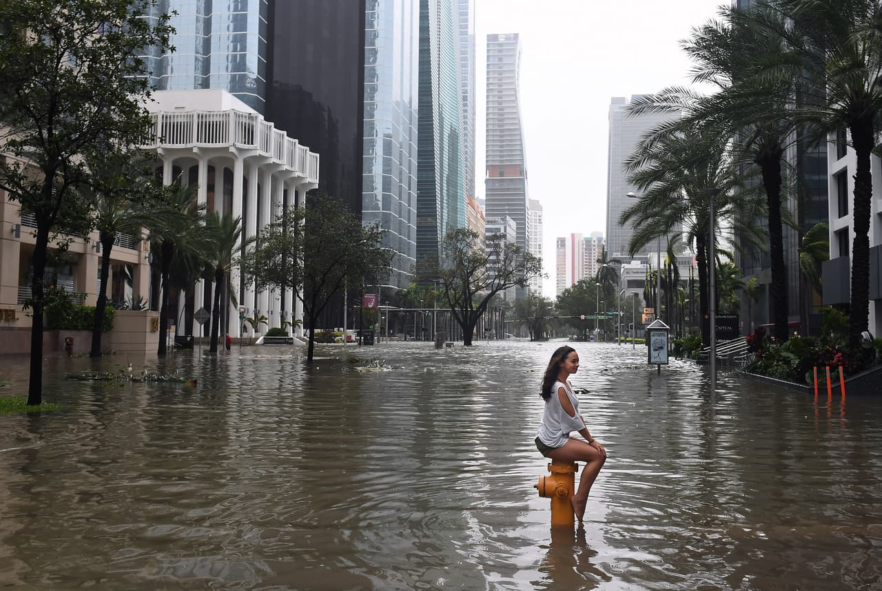 <b>Miami</b>.
<br>
<br>El 
<a href="https://www.univision.com/noticias/medio-ambiente/el-cambio-climatico-en-imagenes-fotos"><u>aumento de la temperatura de la Tierra</u></a> ha impulsado el aumento del nivel del mar, y en esta ciudad del sur de Florida ya se invierten millones de dólares al año para paliar las inundaciones cada vez más frecuentes. Sean Harper, director ejecutivo de Kin Insurance, dijo a GoBankingRates que 
<a href="https://www.gobankingrates.com/investing/real-estate/climate-change-will-seriously-hurt-homes-booming-towns/"><u>en Miami el precio de los seguros no para de aumentar</u></a>. La urbe es una referencia de los posibles problemas que podrían tener los propietarios como consecuencia del cambio climático.
<br>
<br>Algunos expertos creen que Miami podría experimentar inundaciones en días soleados durante 100 días del año para 2050, sin embargo, la industria de la construcción allí continúa a toda máquina. 
<a href="https://www.univision.com/noticias/medio-ambiente/dia-de-tierra-lugares-impresionantes-amenazados-cambio-climatico-fotos"><u>Vea aquí ocho impresionantes lugares del planeta amenazados por el cambio climático</u></a>