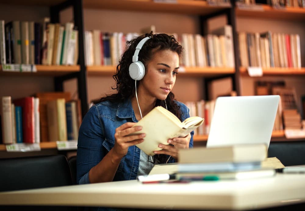 <h3 class="cms-H3-H3"><b>Mantén tu atractivo en el mercado laboral</b></h3>
<br>
<br>Aprender nuevas habilidades o usos de herramientas, digitales o manuales, son claves para cualquier trabajador. Recién graduados o con años de experiencia, la preparación es clave para los que buscan ajustes de salarios o probar suerte en otros empleos.
<br>