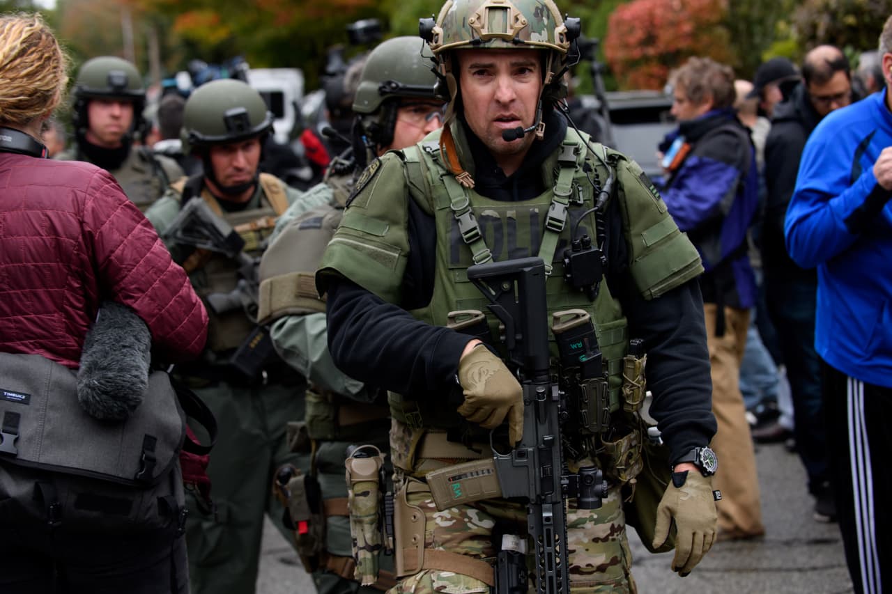 <b>2018, sinagoga del ‘Árbol de la Vida’ en Pittsburgh, Pennsylvania.</b> Un hombre armado entro disparando durante un servicio religioso matutino y mató a 11 personas e hirió a otras 6, incluyendo a cuatro policías. 27 de octubre de 2018.