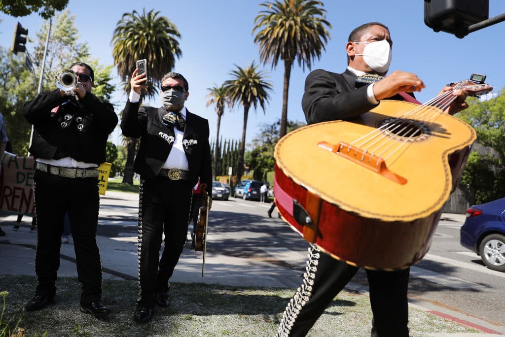 Hasta los elegantes mariachis tendrán que cubrir sus rostros durante sus presentaciones y serenatas.