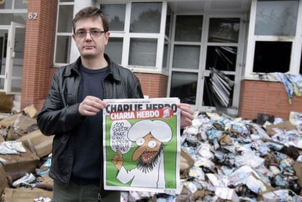 El editor, conocido como Charb, muestra la edición bautizada como Charia para celebrar la primavera árabe, y la imagen del profeta diciendo 100 latigazos si no te mueres de la risa.