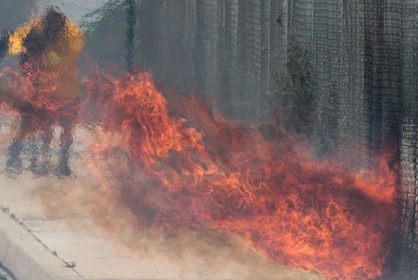 Las altas temperaturas del día, con promedio de 35 grados centígrados, sumado a fuertes vientos de Santa Ana, avivaron aún más las llamas.
