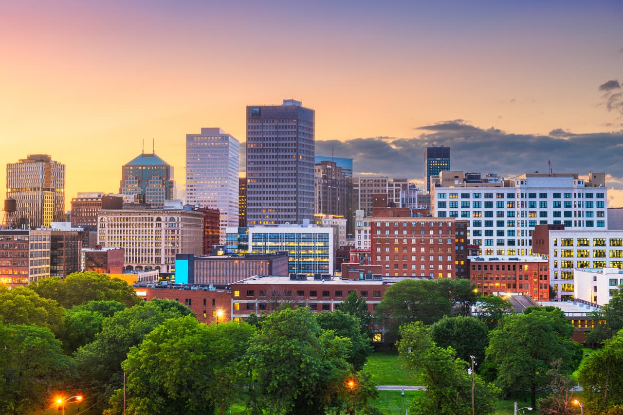 <h3 class="cms-H3-H3">23. Cleveland-Elyria, Ohio</h3>
<br>
<br>💵 
<b>Tasa de pobreza concentrada:</b> 23.4%.
<br>
<br>💵 
<b>Tasa de pobreza en general: </b>14.0%
<br>
<br>💵
<b> Barrios en extrema pobreza: </b>54 de 620.
<br>
<br>💵 
<b>Ingreso promedio por hogar:</b> $33,663 en barrios pobres, $88,202 en el resto.
<br>