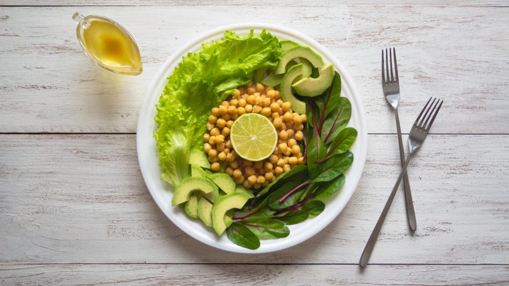 Todo lo que necesitas para preparar un 
<a href="https://www.univision.com/noticias/reto-28/wrap-de-garbanzos-y-aguacate-en-hojas-de-lechuga-reto-28">wrap de lechuga</a> relleno de garbanzos, aguacate y vegetales. Es el almuerzo ideal: súper nutritivo, equilibrado y ligero.