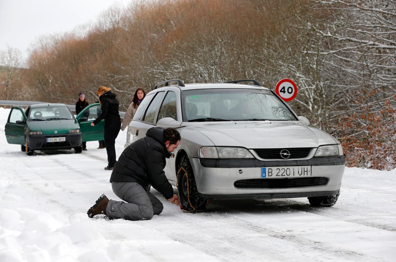 <h3 class="cms-H3-H3"><b>Cadenas para nieve </b></h3>
<br>
<br>Su uso lleva décadas y es una opción económica frente a las llantas de invierno. Comprar cuatro juegos de cadenas siempre será más barato que cuatro neumáticos especiales para esta temporada. Está comprobado que también ayudan a mejorar la adherencia en nieve o hielo y en general el transitar en caminos complicados durante invierno.
<br>