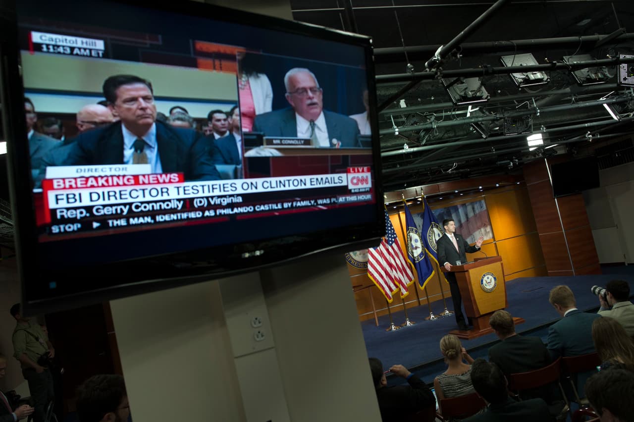 <b>3) JULIO 2016. FINALIZA INVESTIGACIÓN. </b>Pocos días antes de la Convención Nacional Demócrata de Filadelfia, en la que Clinton iba a ser declarada la candidata oficialmente, Comey hace una presentación pública al Departamento de Justicia y 
<b><a href="http://www.univision.com/noticias/elecciones-2016/por-que-el-fbi-recomienda-que-no-se-procese-a-hillary-clinton" target="_blank">anuncia que no hay motivos para procesar o seguir investigando a Clinton</a></b>, aunque tilda el uso del servidor privado como “extremadamente negligente”. Los demócratas celebran que "todo haya terminado", los republicanos exigen una investigación. Comey queda así en el dentro de la campaña política.
