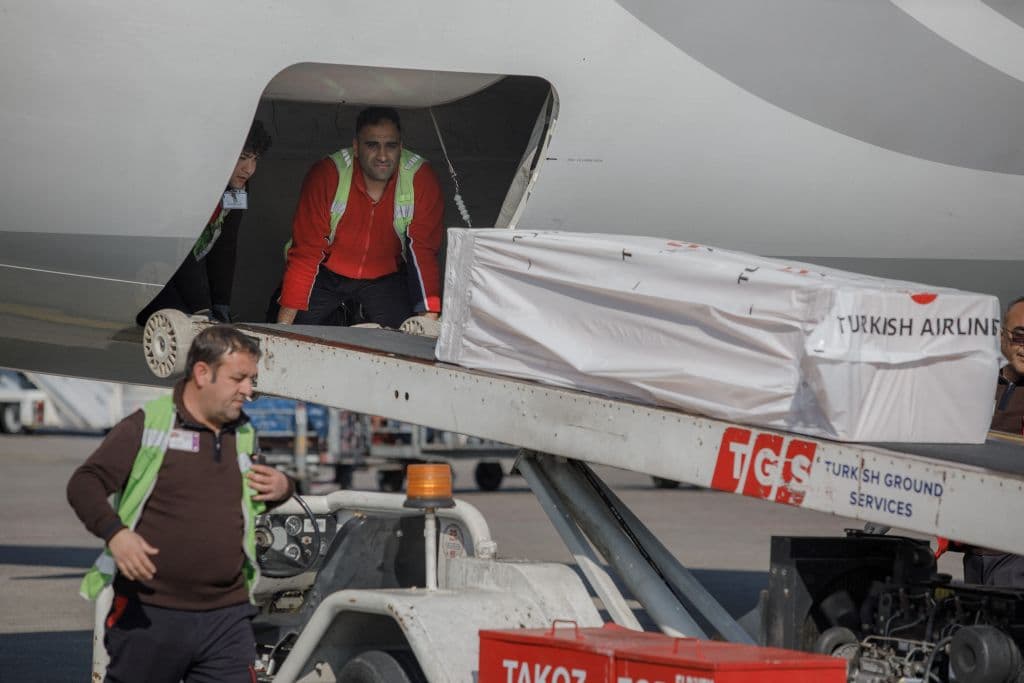 Un ataúd con el cuerpo del exfutbolista internacional ganés Christian Atsu es subido a un avión en el aeropuerto turco de Adana para ser trasladado a Gana.