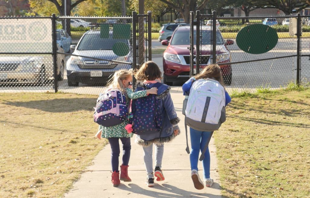 Distrito escolar de Texas halla una vía para esquivar órdenes de Abbott y así usar mascarillas