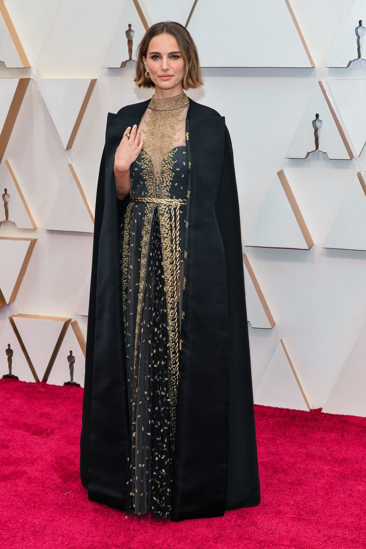 El impacto que causó la actriz Natalie Portman en la alfombra no dependió solo de su imponente vestido Dior que vistió en la alfombra de los Oscar y que tenía bordados los nombres de las directoras que no fueron nominadas esa noche.
