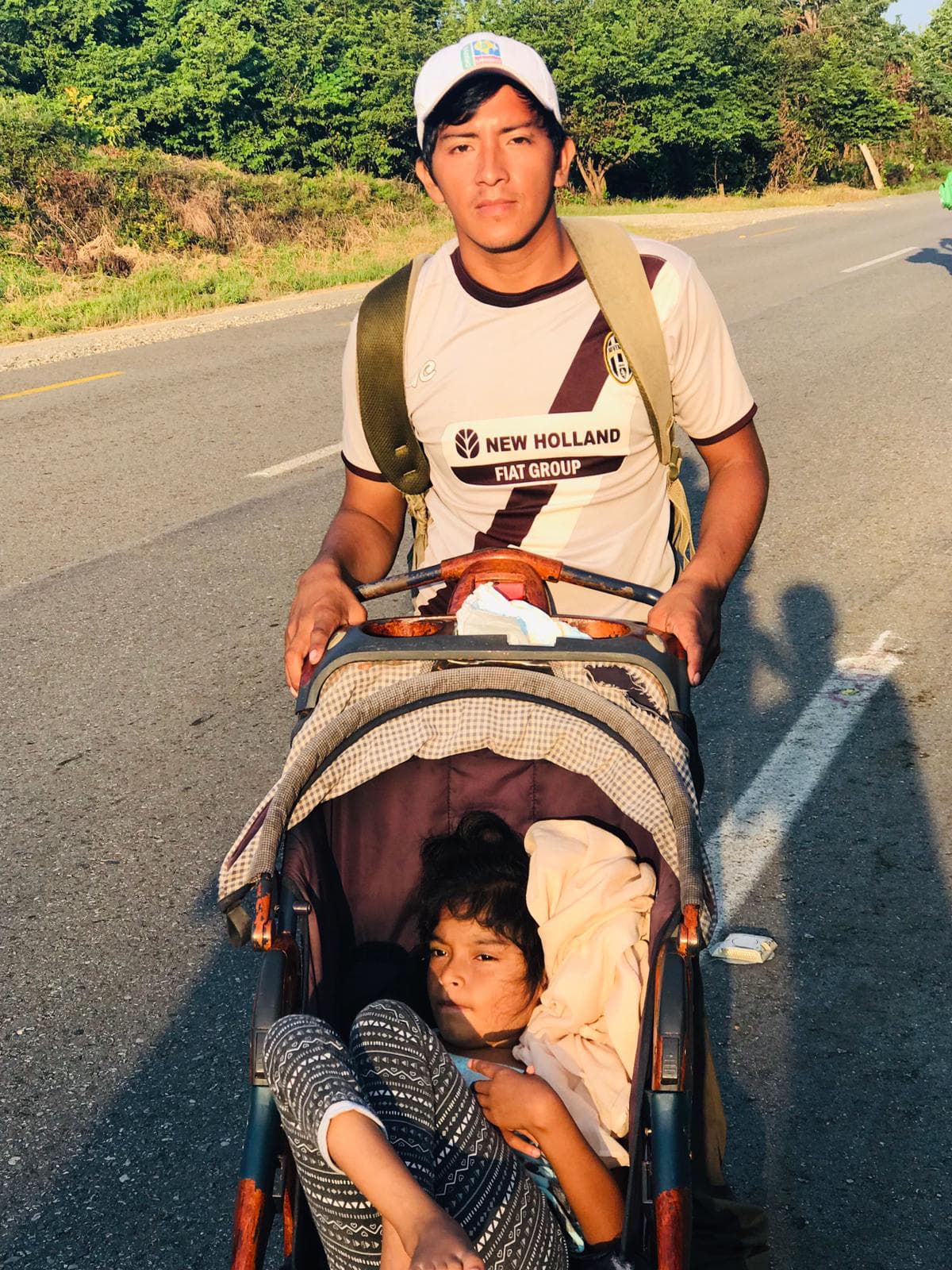 Lesly Dariela tiene siete años y padece las consecuencias de un derrame cerebral. Viaja con su padre, Juan Alberto Mathue, quien tiene la esperanza de conseguir un tratamiento para su hija en EEUU.