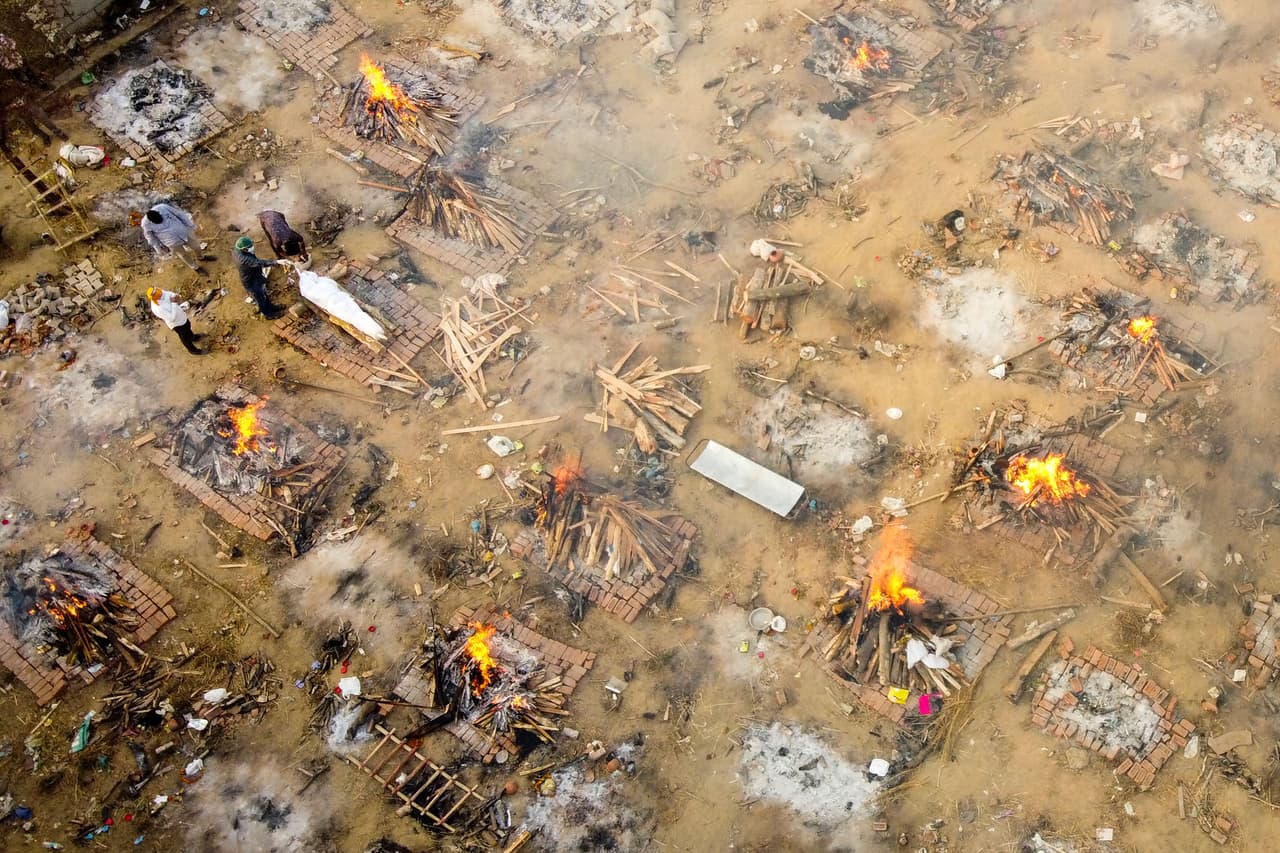 <b>Cremaciones masivas en India</b>
<br>
<br>Esta toma desde el aire muestra las cremaciones de fallecidos por covid-19 en Nueva Delhi, India, el 26 de abril. 
<br>
<br>El repunte de la pandemia a mediados de 2021 en ese país abarrotó los hospitales y los muertos 
<a href="https://www.univision.com/noticias/salud/mas-de-200-000-casos-nuevos-por-dia-el-alarmante-repunte-del-covid-19-en-india-fotos"><u>se acumularon en cementerios y crematorios</u></a>.