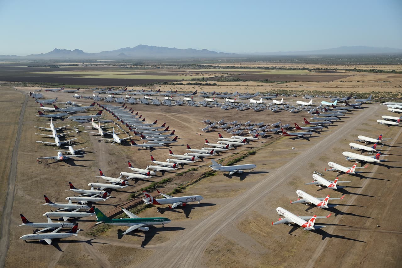 Desde el aire y muy bien organizados se observan los aviones de diferentes aerolíneas parados por la crisis.