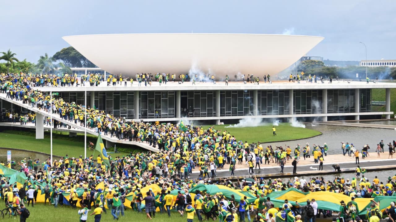 Estos incidentes se produjeron apenas una semana después de la juramentación del presidente izquierdista, Luiz Inácio Lula da Silva. Los partidarios del expresidente Jair Bolsonaro han estado protestando contra la victoria electoral de Lula desde el 30 de octubre. 
<a href="https://www.univision.com/noticias" target="_blank">Sigue todas las noticias en Univision. </a>