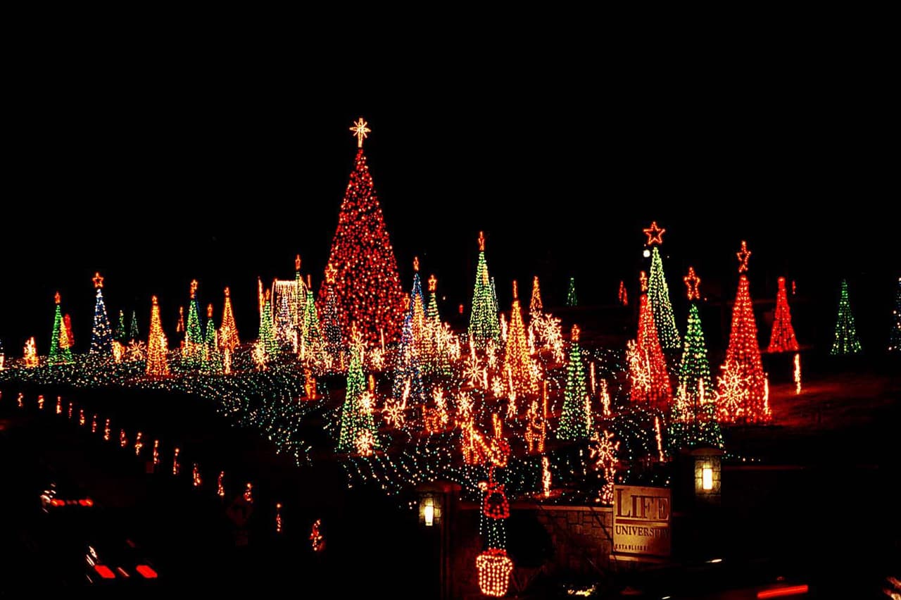 <b>Lights of Life</b>
<br>
<b>Fechas</b>: 23 de noviembre al 31 de diciembre
<br>
<b>Lugar</b>: Life University. 1269 Barclay Cir. Marietta, GA 
<br>
<b>Sitio web</b>: 
<a href="https://www.life.edu/lights-of-life/">https://www.life.edu/lights-of-life/</a> 
<br>
<br>El evento contará con una gran cantidad de luces navideñas expuestas alrededor del campus, además de concesiones, paseos en pony, paseos en tren y un zoológico interactivo.
