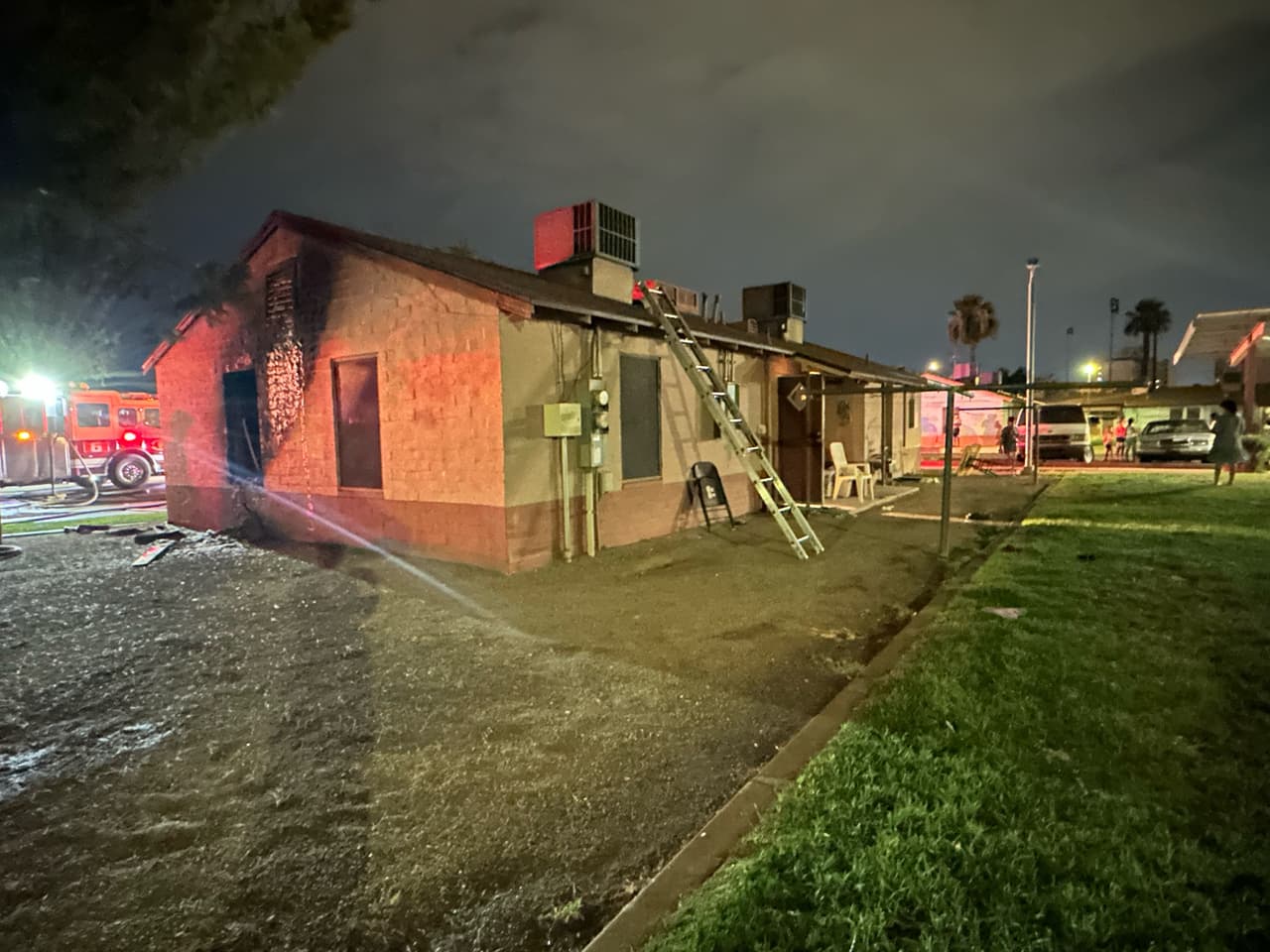 El Grupo de Trabajo de Investigaciones de Incendios recopila 
<b>evidencia en la escena para determinar la causa </b>del incendio que consumió la mitad de la vivienda.