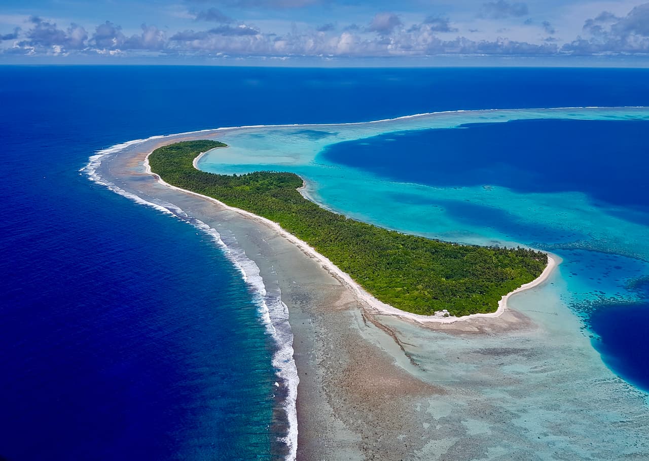 <b>Puesto 22. Wallis y Futuna (territorio francés en el Pacífico sur).</b>
<br>
<br>Casos totales acumulados: 441.
<br>
<br>Nuevos casos en las últimas 24 horas: 0.
<br>
<br>Muertes acumuladas: 5.
<br>
<br>Muertes en las últimas 24 horas: 0.
<br>
<br>Esta lista fue realizada con la data de la 
<a href="https://covid19.who.int/table"><u>Organización Mundial de la Salud</u></a> al día de hoy. Aunque muchos de estos lugares no se vieron afectados profundamente por la enfermedad, las consecuencias económicas de la pandemia sí afectaron el desarrollo de sus economías.