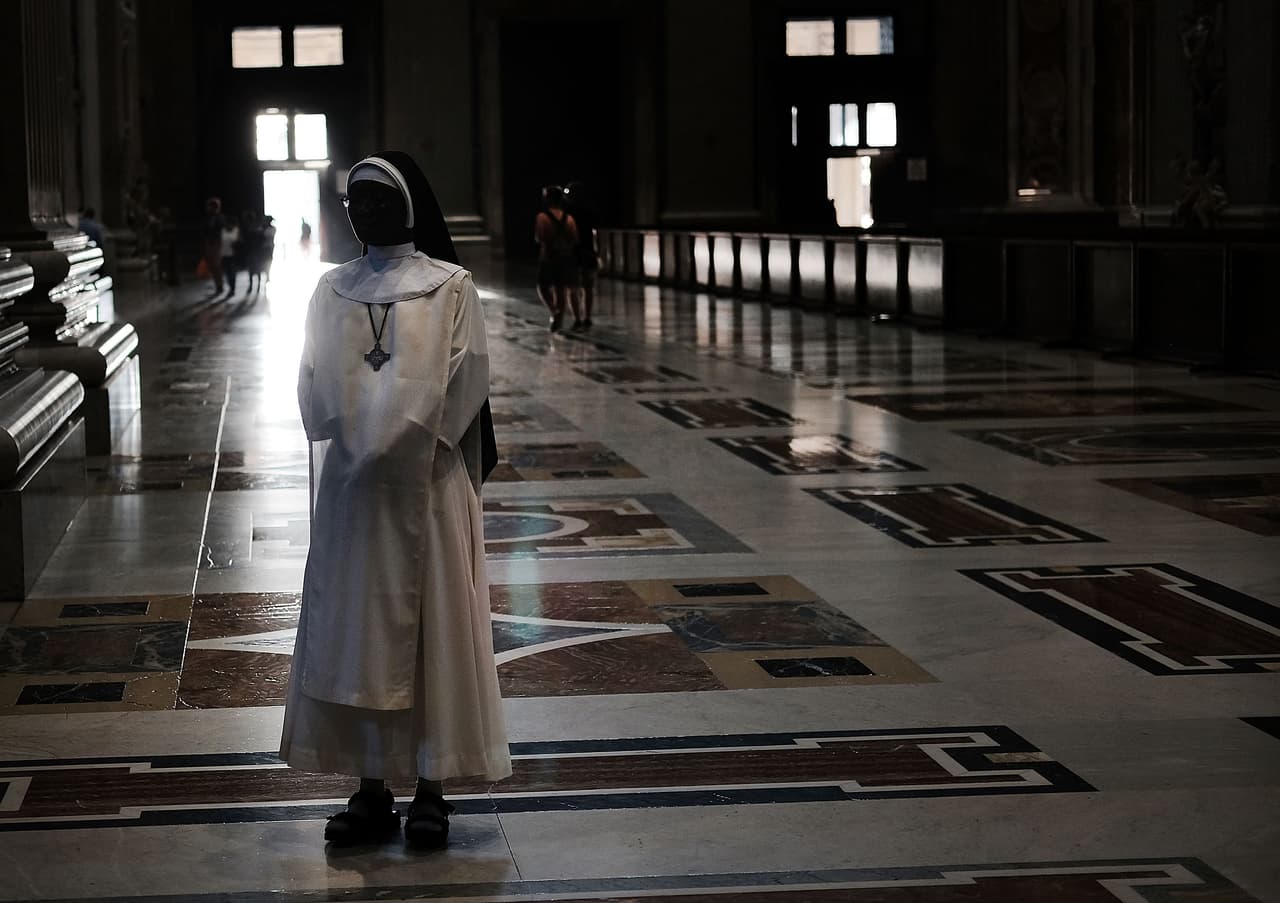 Revelan que El Vaticano tiene reglas secretas para los curas que engendran hijos