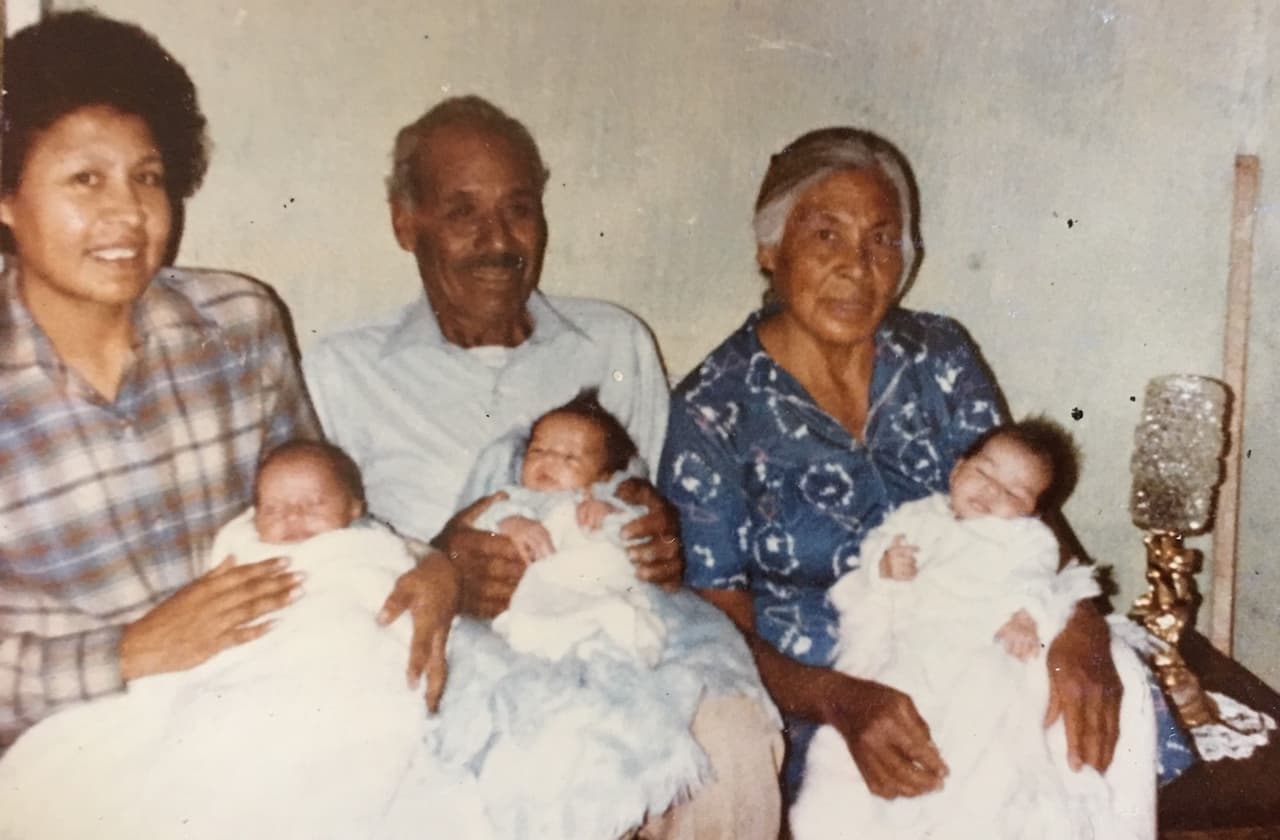 Maria Polinske, (l) con sus padres y los tres hijos adoptados, Michael, Michelle y Amanda, poco después de su nacimiento en Torreón, Coahuila.