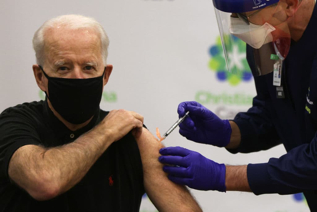<b>Joe Biden</b>, presidente de 
<b>Estados Unidos</b>, recibió su primera dosis el 21 de diciembre de 2020 y la segunda vacuna del laboratorio Pfizer/BioNTech contra el covid-19, tres semanas después, el 11 de enero de 2021 in Newark, Delaware.