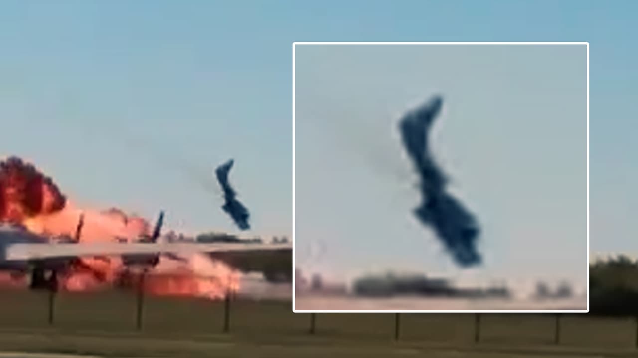 La Administración Federal de Aviación, FAA por sus siglas en inglés, reportó que se trató de 
<b>un Boeing B-17 Flying Fortress y un Bell P-63 Kingcobra</b>, 
<a href="https://www.univision.com/local/dallas-kuvn/video-lo-que-quedo-de-los-aviones-que-se-estrellaron-en-show-aereo-en-el-aeropuerto-ejecutivo-de-dallas-video" target="_blank">ambos cayeron al suelo prácticamente hechos pedazos y luego explotaron. </a>
