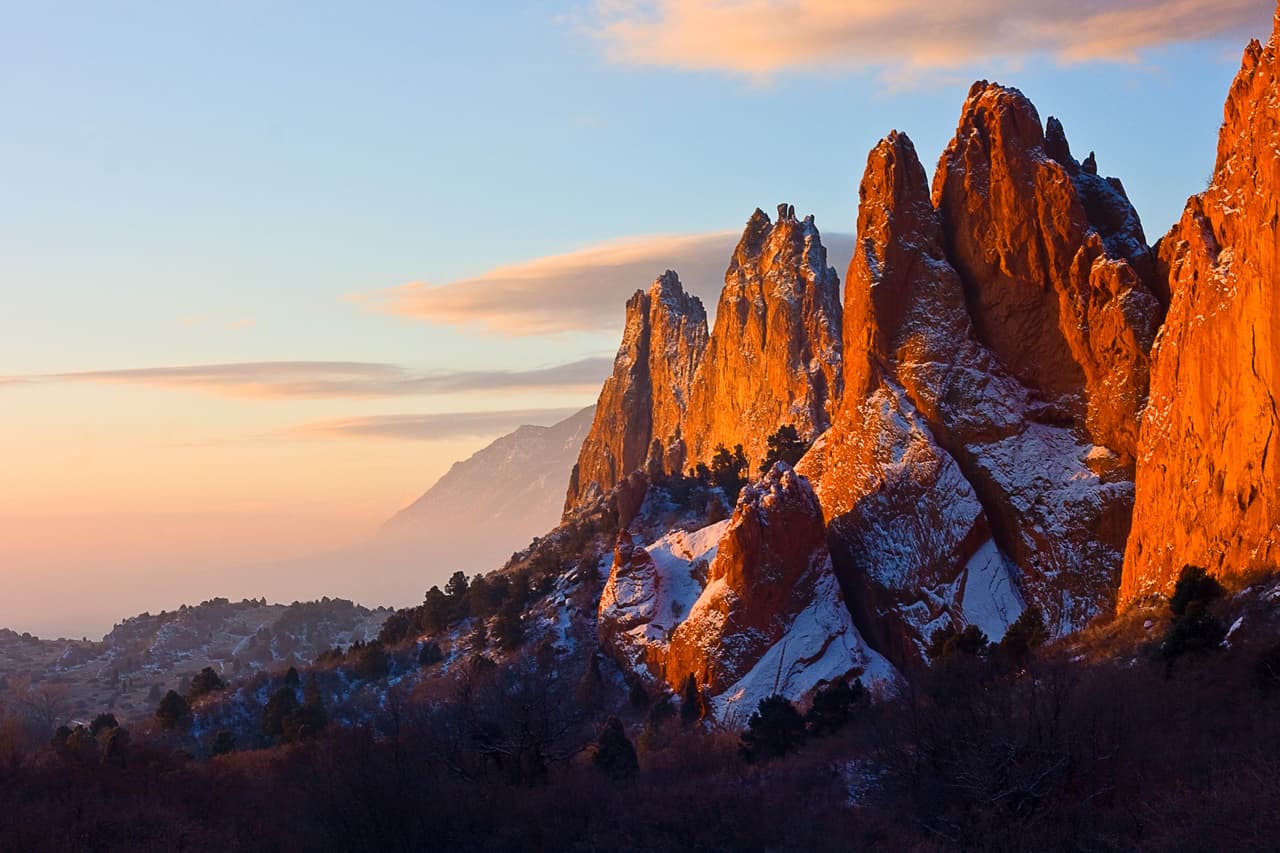 <h3 class="cms-H3-H3">7. Colorado Springs, Colorado</h3>
<br>
<br>Hacer un picnic entre rocas rojas y con un atardecer único es un plan que atrae a miles de personas que buscan una escapada de la ciudad y sin gastar mucho dinero. Además, la ciudad también ofrece una gran cantidad de atracciones gratuitas como paseos panorámicos y arte callejero. 
<br>