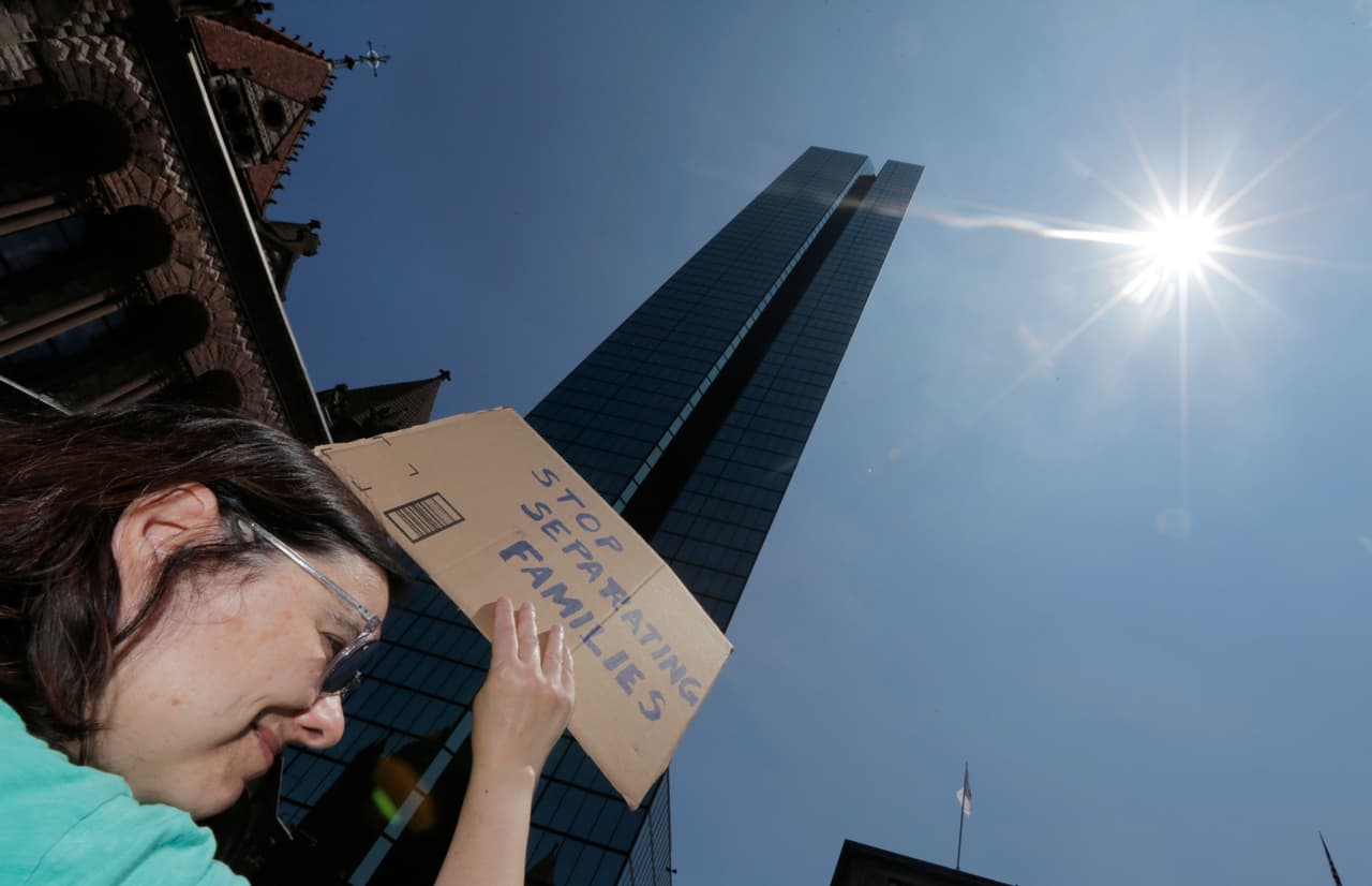El miércoles la compañía envió un correo electrónico a los empleados para decirles que estaba haciendo una donación de 100,000 dólares a la Cruz Roja Americana."Puedo confirmar que la donación tenía la intención apoyar la ayuda humanitaria en la frontera", dijo a Reuters la portavoz de Wayfair, Jane Carpenter. "Detengan la separación de familias", se lee en la pancarta.