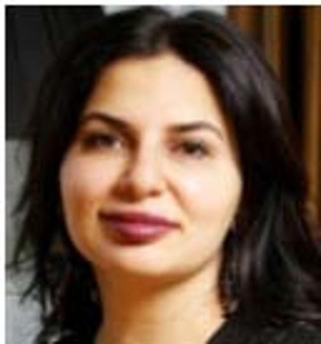 <h3 class="cms-H3-H3">Ruja Ignatova</h3>
<br>
<br>Esta mujer de 42 años, nacida en Bulgaria y que habla inglés, alemán y búlgaro, es buscada por su presunta participación en un esquema de fraude a gran escala, establecido en 2014 y con el que han defraudado miles de millones de dólares en todo el mundo. 
<br>
<br>OneCoin Ltd., una empresa con sede en Bulgaria que comercializaba una supuesta criptodivisa, fue fundada por Ignatova, con el fin de solicitar a las víctimas transferir fondos de inversión a cuentas de la compañía, para poder comprar paquetes de OneCoin. 
<br>
<br>El FBI cree que OneCoin defraudó a las víctimas más de 4,000 millones de dólares.
<br>
<br>Tres años después de haber fundado la compañía, Ignatova fue acusada en el Tribunal de Distrito de los Estados Unidos, Distrito Sur de Nueva York, y se emitió una orden federal para su detención
<br>
<br>La agencia, que ofrece 100,000 dólares por información que lleve a su captura, cree que la fugitiva viaja con guardias armados y/o asociados. Además, es posible que Ignatova se haya sometido a cirugía plástica o haya modificado su aspecto de alguna manera.
<br>