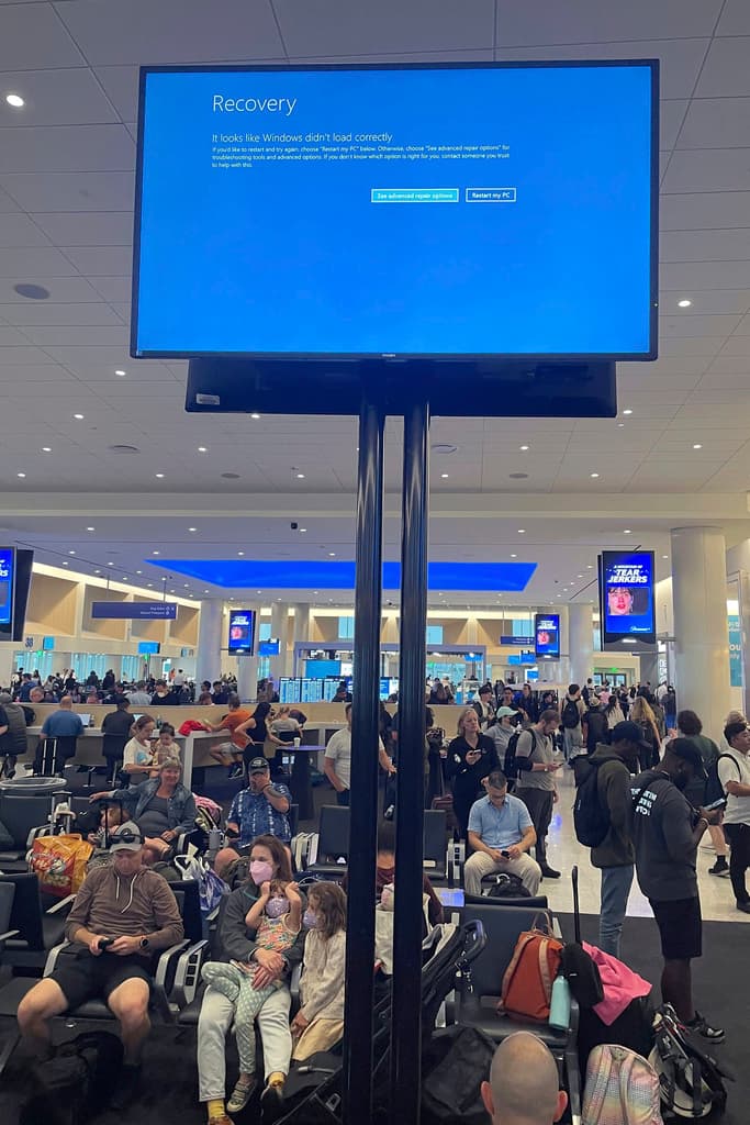 Un "defecto" en la actualización emitida por la empresa de ciberseguridad CrowdStrike afectó las computadoras con 
<b><a href="https://www.univision.com/local/los-angeles-kmex/asi-esta-afectado-el-aeropuerto-internacional-de-los-angeles-por-interrupcion-tecnologica-global-video" target="_blank">el sistema Microsoft Windows en todo el mundo</a></b>. Aeropuertos, bancos, hospitales, oficinas de servicios de gobierno, empresas y negocios, quedaron impedidos de operar a tempranas horas del viernes.