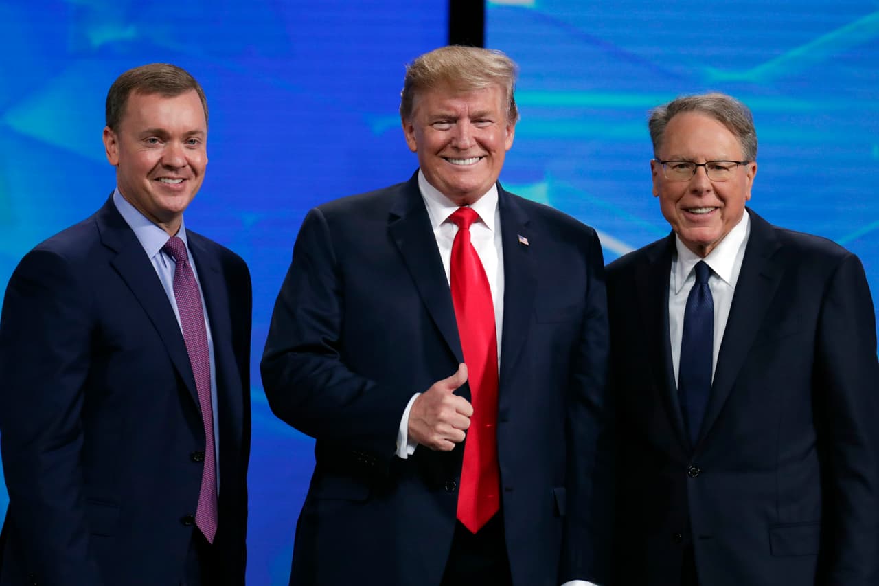 Tras los tiroteos, Trump propuso más controles para las armas pero una llamada de la NRA le hizo cambiar de idea