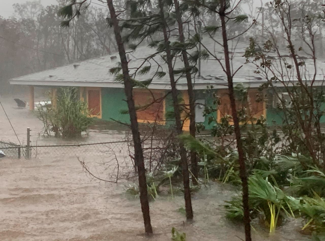 La lluvia cayendo sobre Gran Bahama el 3 de septiembre de 2019.