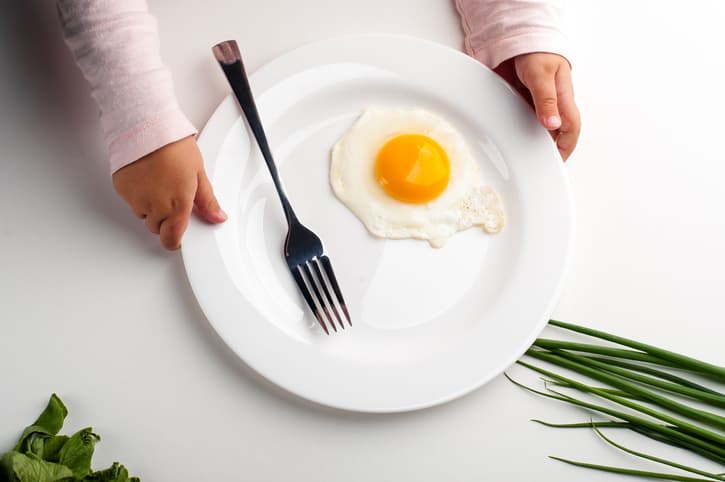 <b>Cenar proteínas antes de salir</b>. “Tratamos de que los niveles de azúcar de mi hija estén donde deben estar antes de salir a hacer 
<i>trick or treat</i>. Le doy una cena alta en proteínas antes, de modo que sus números estén estables. De ese modo, un pedazo de caramelo durante esa noche no la afectará”, cuenta Kim, una mamá de California. 
<br>