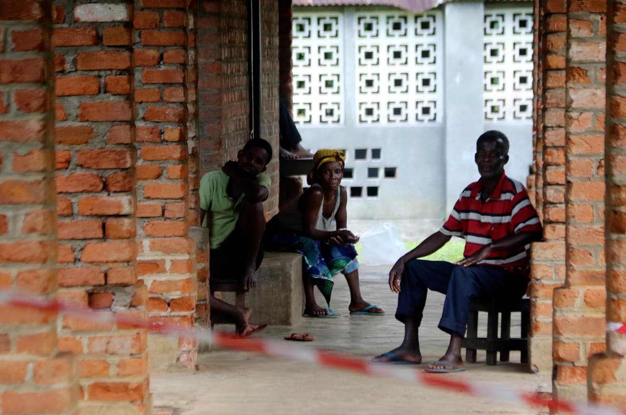 Pacientes esperan por ser atendidos en un centro de atención en la localidad de Bikoro, a dos horas de Mbandaka. Quienes tengan síntomas o hayan estado en contacto con alguien infectado recibirán 
<a href="https://www.univision.com/noticias/ebola/pruebas-finales-confirman-que-la-nueva-vacuna-contra-el-ebola-brinda-total-proteccion">la vacuna experimental</a> que ha probado ser altamente efectiva en ensayos clínicos realizados durante el agresivo brote de África Occidental en el 2014-2016.