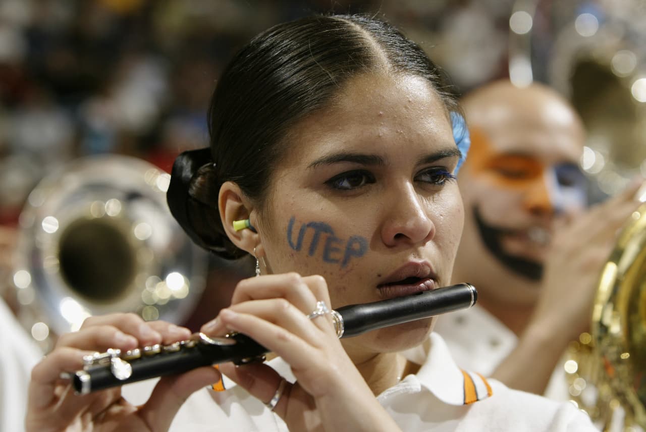 <b>Número 2: </b>University of Texas-El Paso
<br>
<br>
<b>Cantidad total de estudiantes de pregrado: </b>20,220
<br>
<br>
<b>Porcentaje que son hispanos</b>: 83%
<br>
<br>
<b>Ranking en la categoría de universidades nacionales: </b>No publicado 
<br>
<br>
<b>Precio matrícula para residentes del estado:</b> $7,058
<br>
<br>
<b>Precio matrícula para residentes afuera del estado:</b> $18,759
<br>
<br>En esta institución pública, las carreras más populares son gerencia, mercadeo, todo lo relacionado con la salud, e ingeniería, entre otros. La tasa promedio de retención de estudiantes de primer año es de 70%. 
<br>