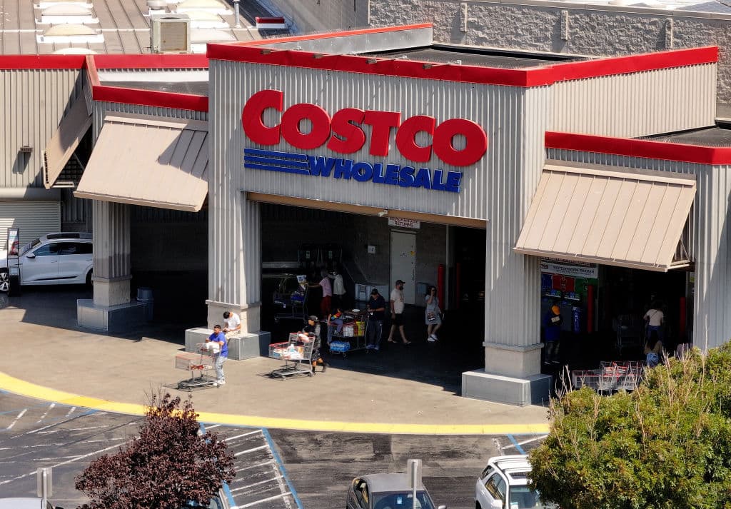Al igual que otras grandes cadenas, Costco recibió este 2024 el impacto del 
<b><a href="https://www.univision.com/noticias/dinero/en-que-estados-subio-el-salario-minimo-1-enero-2024" target="_blank">aumento al salario mínimo</a></b> de los trabajadores en múltiples de sus mercados.