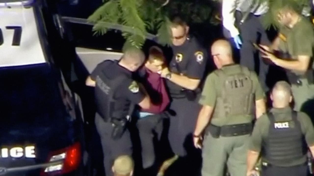 El sospechoso del tiroteo fue arrestado fuera de la secundaria Marjory Stoneman Douglas, en una zona cercana.